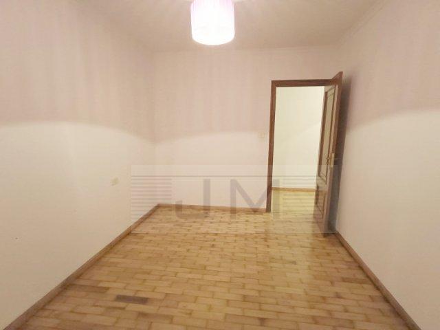 Se vende céntrico piso de cuatro dormitorios